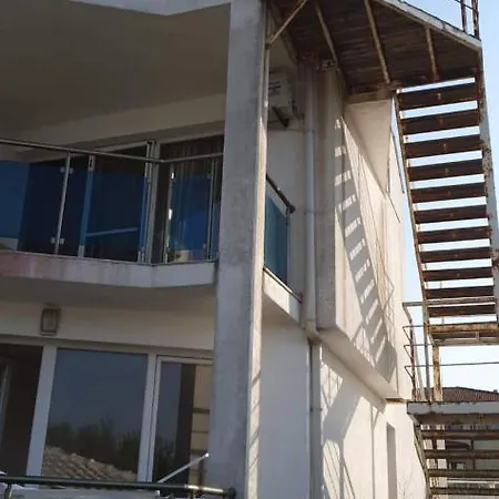 Like House Tarfa Lozeneț